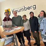 Christoph (2. v. links) mit Amtsleiter und Bürgermeister Michael Wurmetzberger, Kollegin Anna Maria Reischer, Kollege Philipp Schachner und Jobcoach der Caritas Susanne Birkner