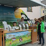 Foto: Doris Radinger; Garten on Tour Bus mit Betreuerin Heidrun Obermeyer, Hana Maier, Alexandra Hollenberger
