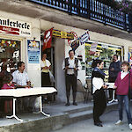 ID: 593159 vor dem Geschäft (1980/90er-Jahre?), Urheber: unbekannt, Besitzer: Marktgemeinde Kaumberg