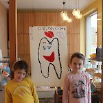 Cathrina und Alina haben ein Plakat für den Besuch der Zahnärztin vorbereitet