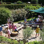 Die Matschgrube wird von allen Kindern sehr geliebt