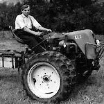 ID 413516 mit dem Traktor (um 1950), Besitzer: Zechmeister, Urheber: unbekannt