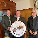 Neue Hegeringleiter Engleitner und Bezirksjägermeister Schacherl übergaben an Fischer die Ehrenscheibe als Dank und Anerkennung