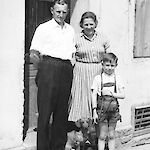 ID 224950 Familie vor der Haustür (cirka 1956) Urheber: unbekannt, Besitzer: Fam. Halbwax