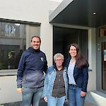 Bürgermeister Michael Wurmetzberger, GGR Barbara Steiner und unsere neue Leiterin Sabine Illetschko vor dem Eingang der zukünftigen Tagesbetreuungseinrichtung.