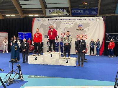 Titelbild von Unglaublicher Erfolg: Der Kaumberger Jakob Grandl-Pfeiffer ist Weltmeister im Bankdrücken