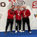 Bundestrainer Dominic Wetekam (links) mit Jakob Grandl-Pfeiffer und Dr. Christian Klotz, Bronzemedaillengewinner im Bankdrücken Raw, Masters 1, -105 kg. Foto: Friedrich Ipolt