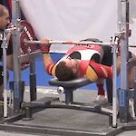 Jakob Grandl-Pfeiffer drückt im dritten Versuch 242,5 kg – der entscheidende Lift zum Weltmeistertitel. Foto: IPF