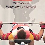 Jakob Grandl-Pfeiffer drückt im dritten Versuch 242,5 kg – der entscheidende Lift zum Weltmeistertitel. Foto: IPF