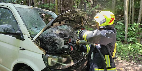 Feuerwehr bei Brand eines Pritschenfahrzeugs auf der Klammhöhe im Einsatz
