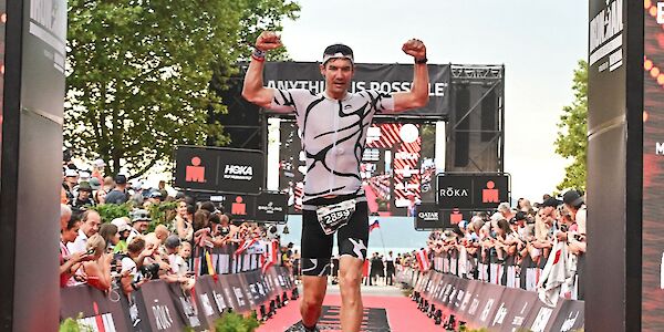 Kaumberger Alex Kirnbauer finisht den Ironman am Wörthersee in unter 11 Stunden