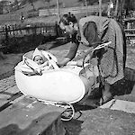 ID  281440 im Kinderwagen (1942), Urheber: unbekannt, Besitzer: J. Skocek
