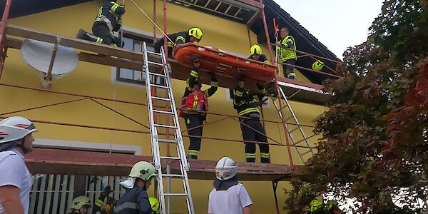 Gemeinsame Einsatzübung - Rettung vom Fassadengerüst
