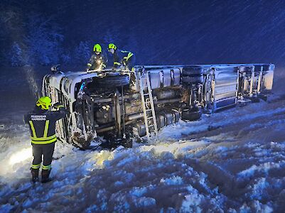 Titelbild von Heftiger Schneefall: Lkw auf B18 umgekippt