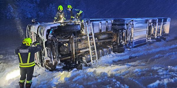 Heftiger Schneefall: Lkw auf B18 umgekippt
