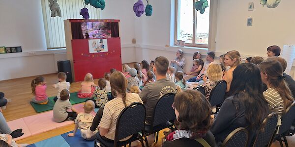 Büchernachmittag mit Kasperltheater begeistert Groß & Klein