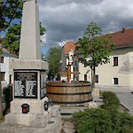 Kriegerdenkmal und Marktbrunnen@Marktgemeinde Kaumberg