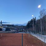 Tennisplatz Platz 2 beleuchtet