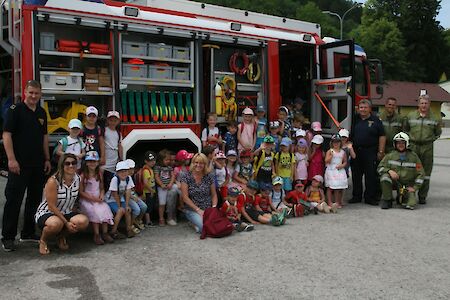 Titelbild von Der Kindergarten besuchte die Freiwillige Feuerwehr