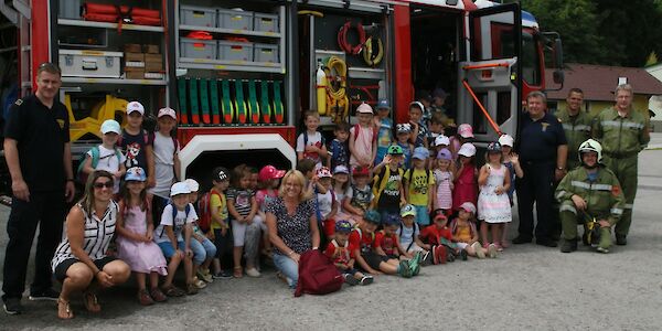 Der Kindergarten besuchte die Freiwillige Feuerwehr