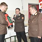 Kommandant Anton Weiss erhielt als Geschenk zu seinem 60er einen als Bar umgebauten Feuerlöscher. Foto: FF Kaumberg.