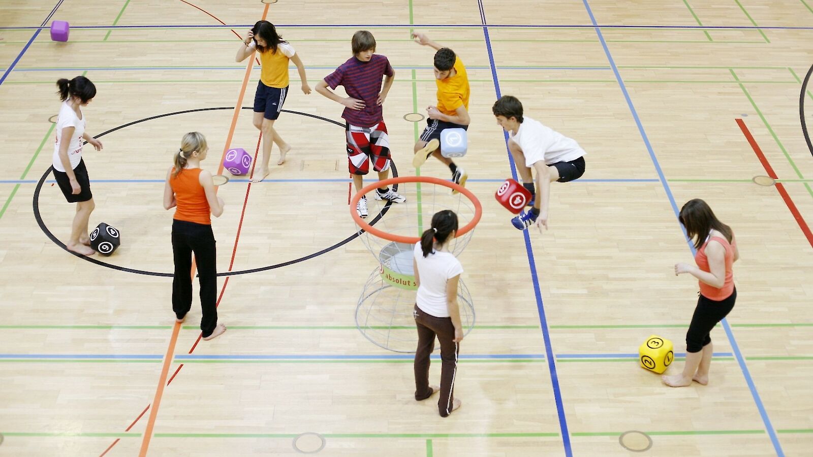 Kinderturnen in der neuen Mehrzweckhalle