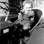 ID: 223197, Am Traktor (Ende1950/Anfang 1960-iger Jahre), Urheber: Fam. Pfeiffer, Besitzer: A. Pfeiffer