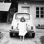ID: 371150, Mädchen vor Haus Markt 81 (cirka 1960), Urheber: unbekannt, Besitzer: Oberndorfer