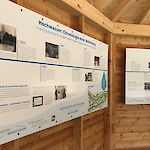 Infotafeln im Pavillon in der Aktivzone für Besucher Rückhaltebecken Fahrafeld. Foto: Peter Pichler