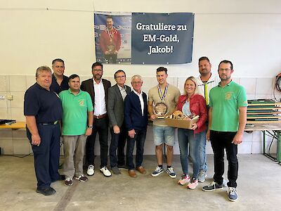 Titelbild von Gelungener Empfang des Kaumberger Bankdrück-Europameisters Jakob Grandl