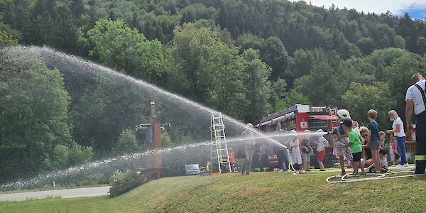 Kaumberger Ferienspiel zu Gast bei der Feuerwehr