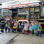 Zu Besuch bei der Feuerwehr. Die Kinder lernten sehr viel über die Arbeit der Feuerwehr und auch der Polizei.