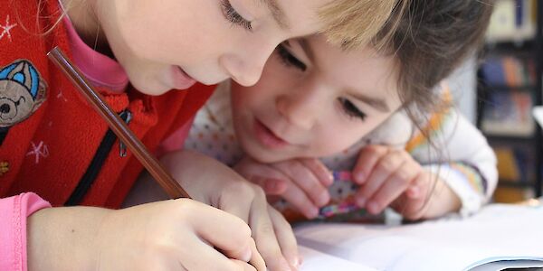 NÖ Familienpass: Lernbegleitung für Schülerinnen und Schüler - Anmeldung noch bis 15. Oktober!