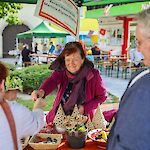 Bei der Keramikwerkstatt gab es einiges zu entdecken. Die BesucherInnen nahmen gerne die liebevoll gestalteten Dekoartikel für ihren Garten mit nach Hause. Foto:BPWW/N.Novak