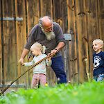 Das Highlight des heurigen Kinderprogramms war das Sensenmähen im Pfarrgarten. Foto: BPWW/N. Novak