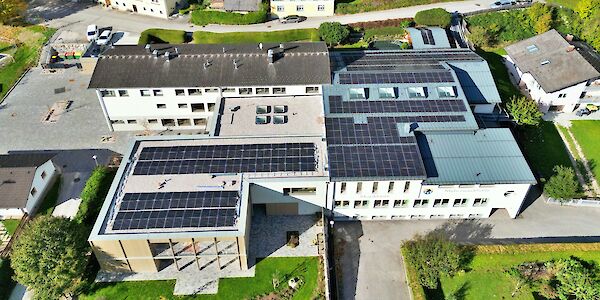 Photovoltaik-Anlagen auf Feuerwehrhaus und Bildungs- & Veranstaltungszentrum montiert