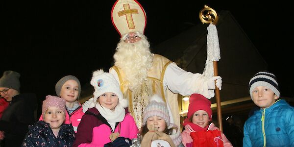 Heiliger Nikolaus zu Besuch bei jung und alt